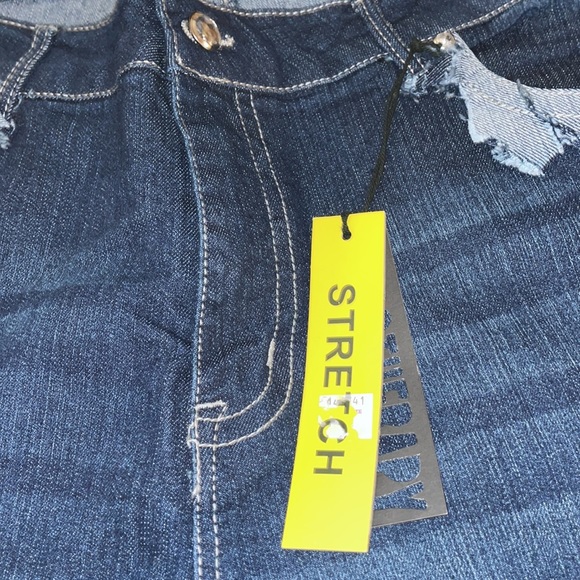 NWT denim  stretch capris with distressed front side pockets - Picture 3 of 6